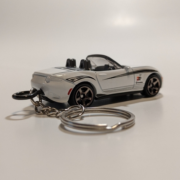 Mazda Miata / MX5 ND Convertible Custom Keychain Hot Wheels - Picture 5 of 5